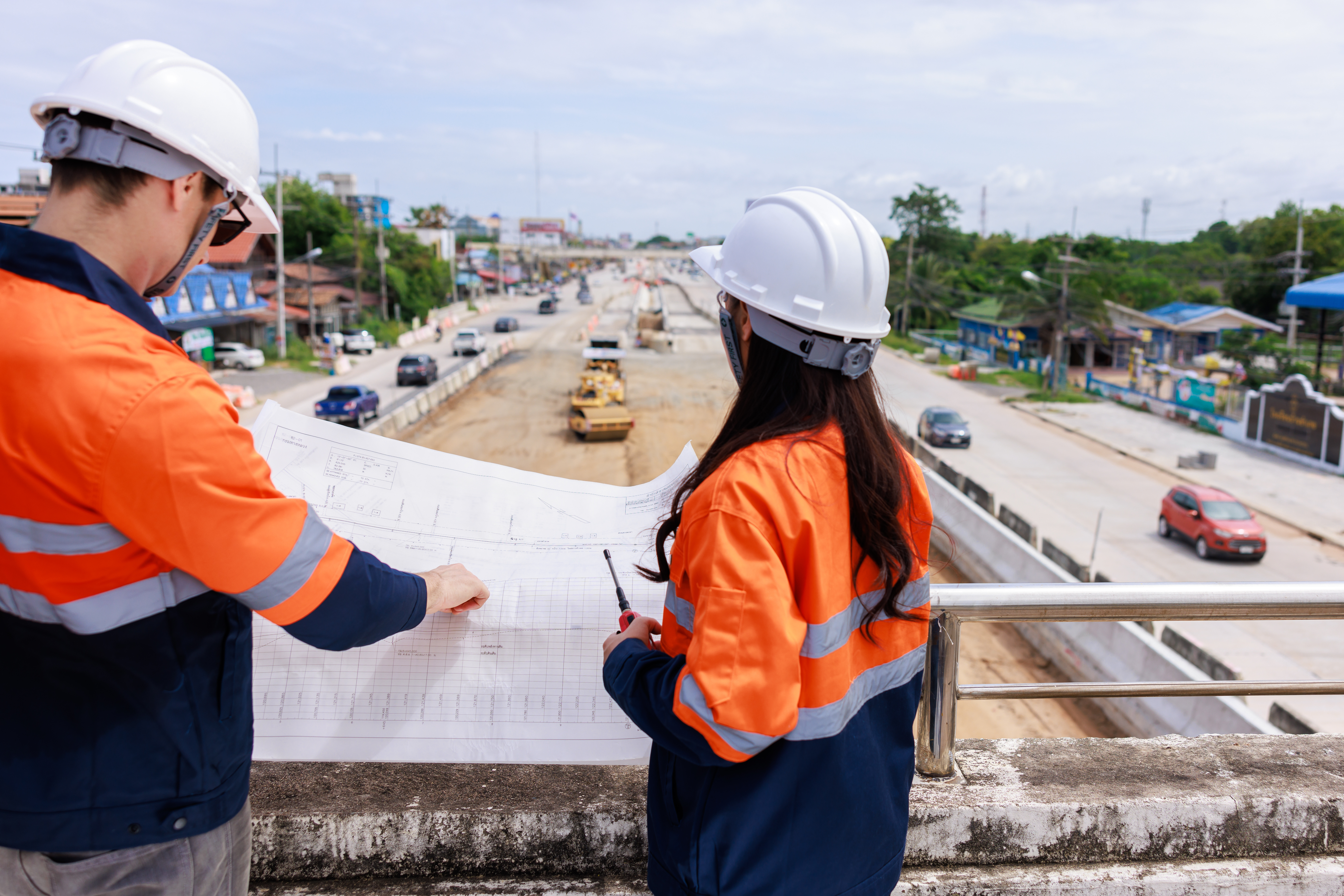 engenheiros civil em reunião na obra